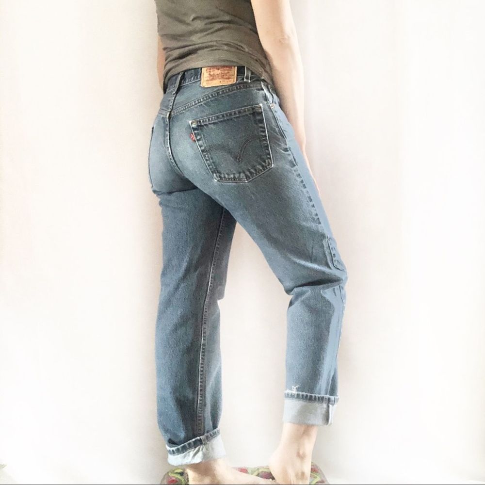 LEVI’S 550 High Waisted Medium Wash Mom Jeans
